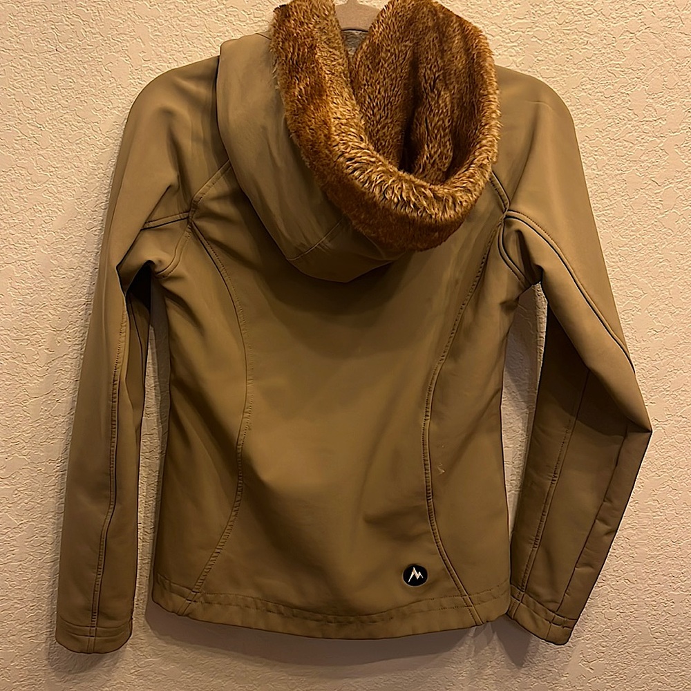 Flattering Marmot zip front lightweight jacket